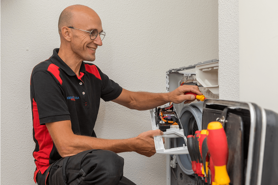 Monteur repareert wasmachine Goes